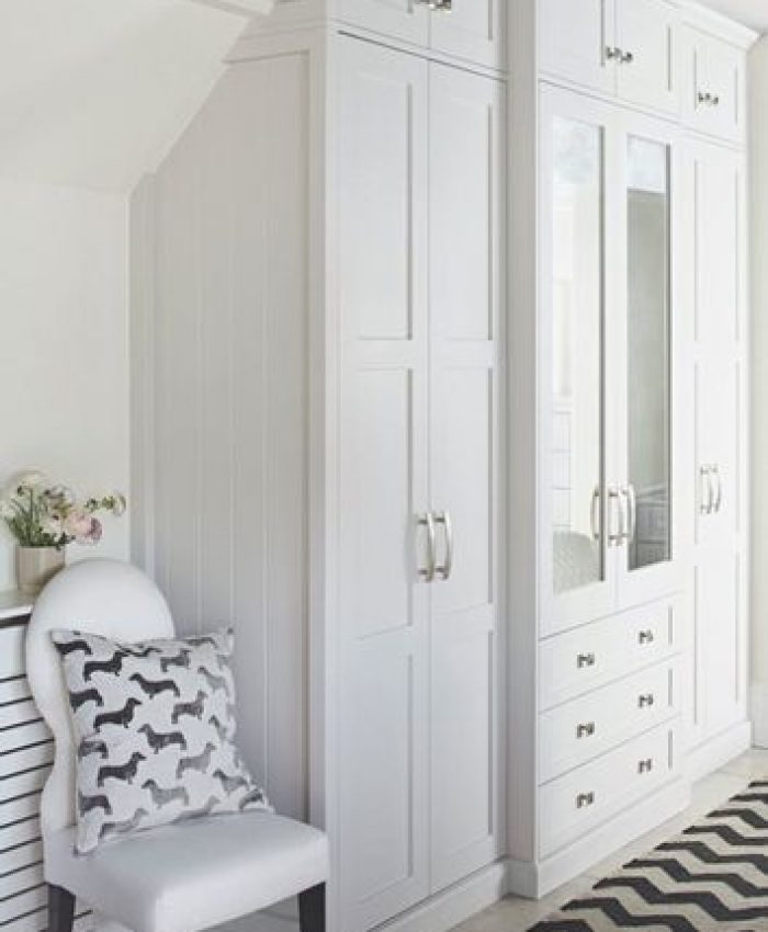 Встраиваемая мебель — важнейший элемент создания домашнего комфорта: шкаф угловой для одежды с полками с зеркалом.